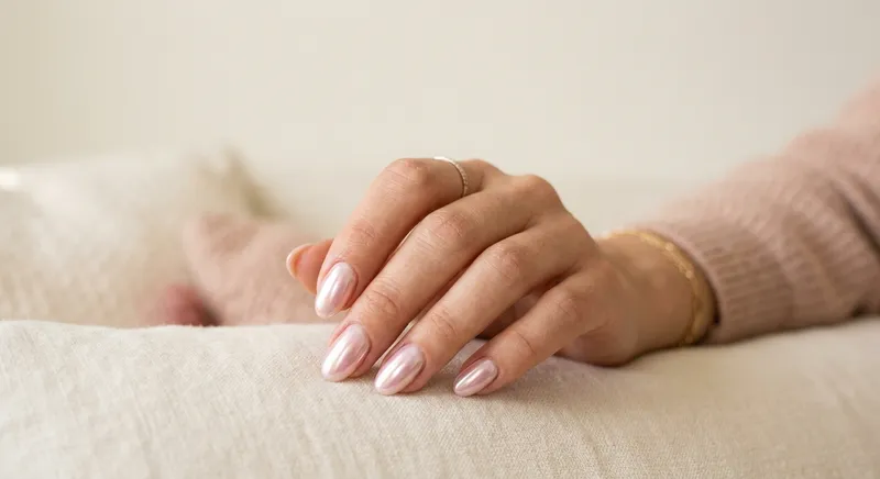 Acabamento cromado pérola em unhas ovais